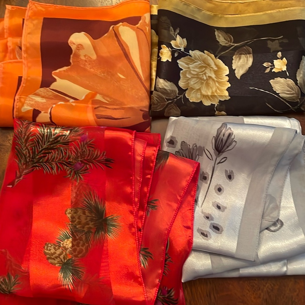 Lot of 4 neck scarfs